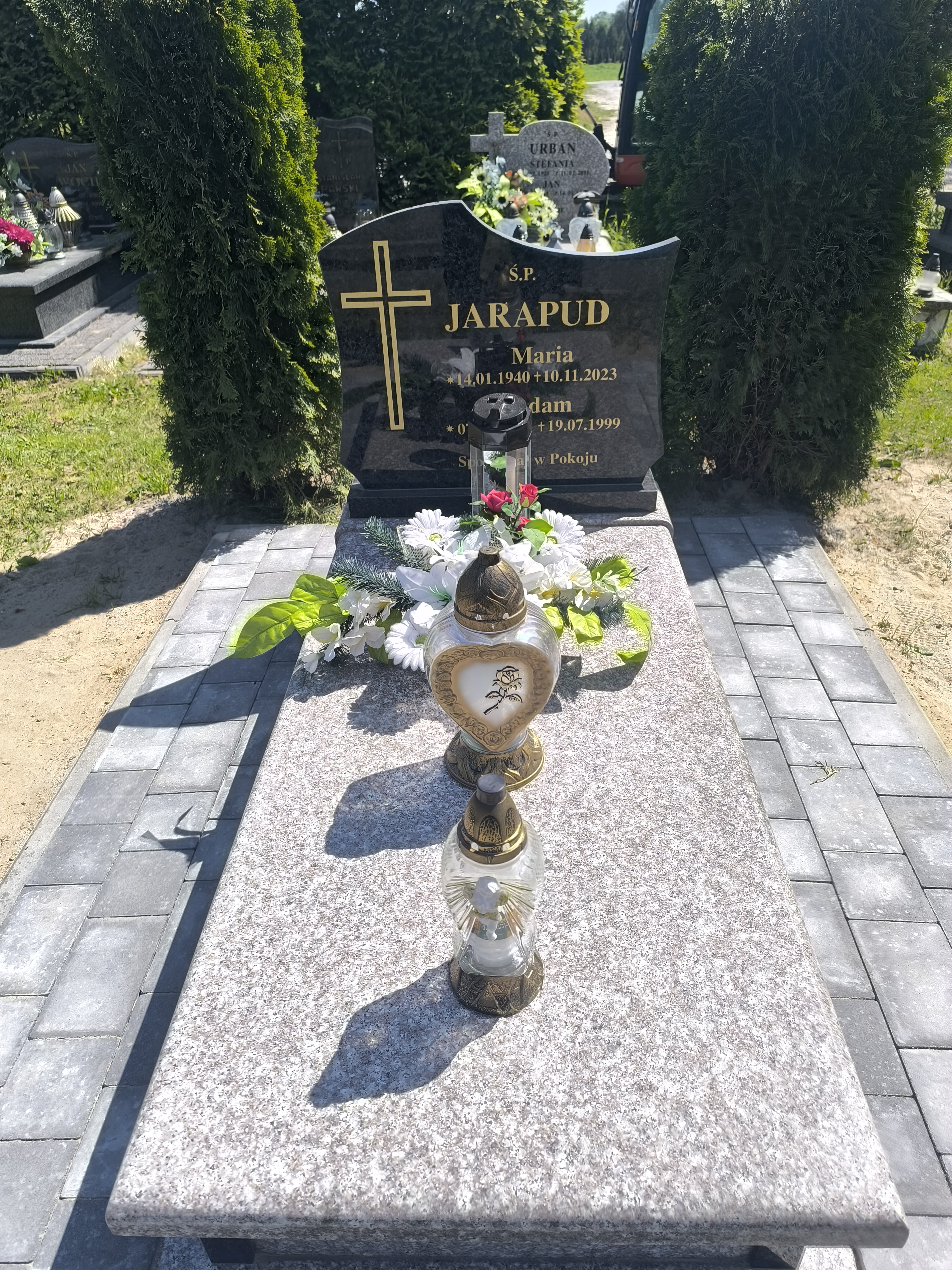 Grób Adam Jarapud